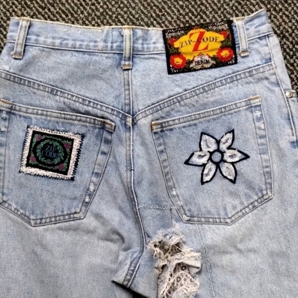 Vintage High Rise Zip Code Jeans Size 9/10 Heavily Distressed Flowers Mom jeans - Picture 9 of 17